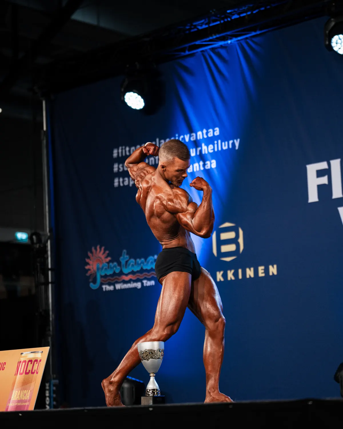Joonas lavalla kehonrakennuskilpailussa