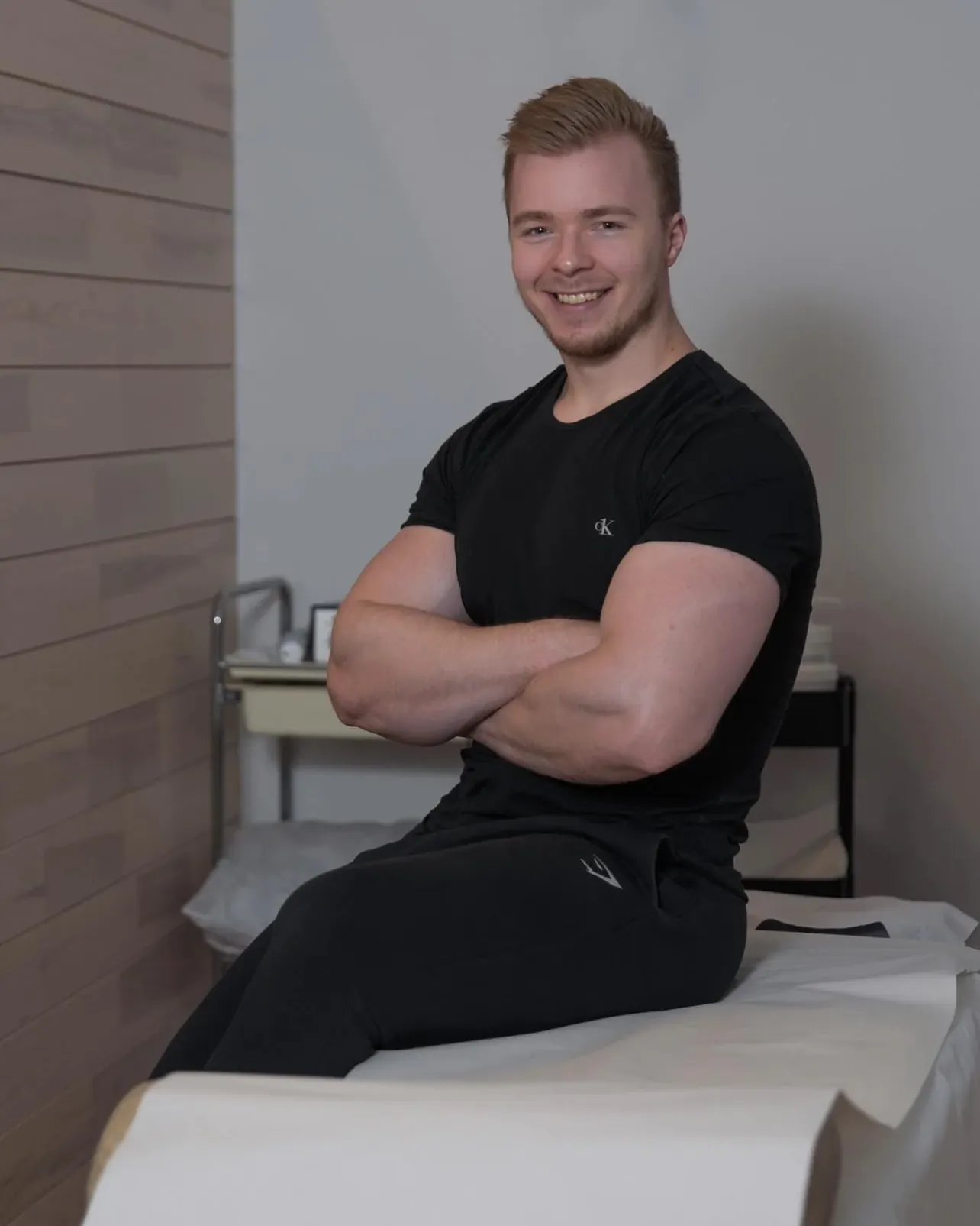 Joonas hoitohuoneessa hierontapöydän äärellä